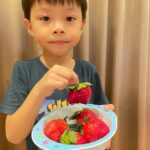 我兒子五歲，買草莓請全家吃